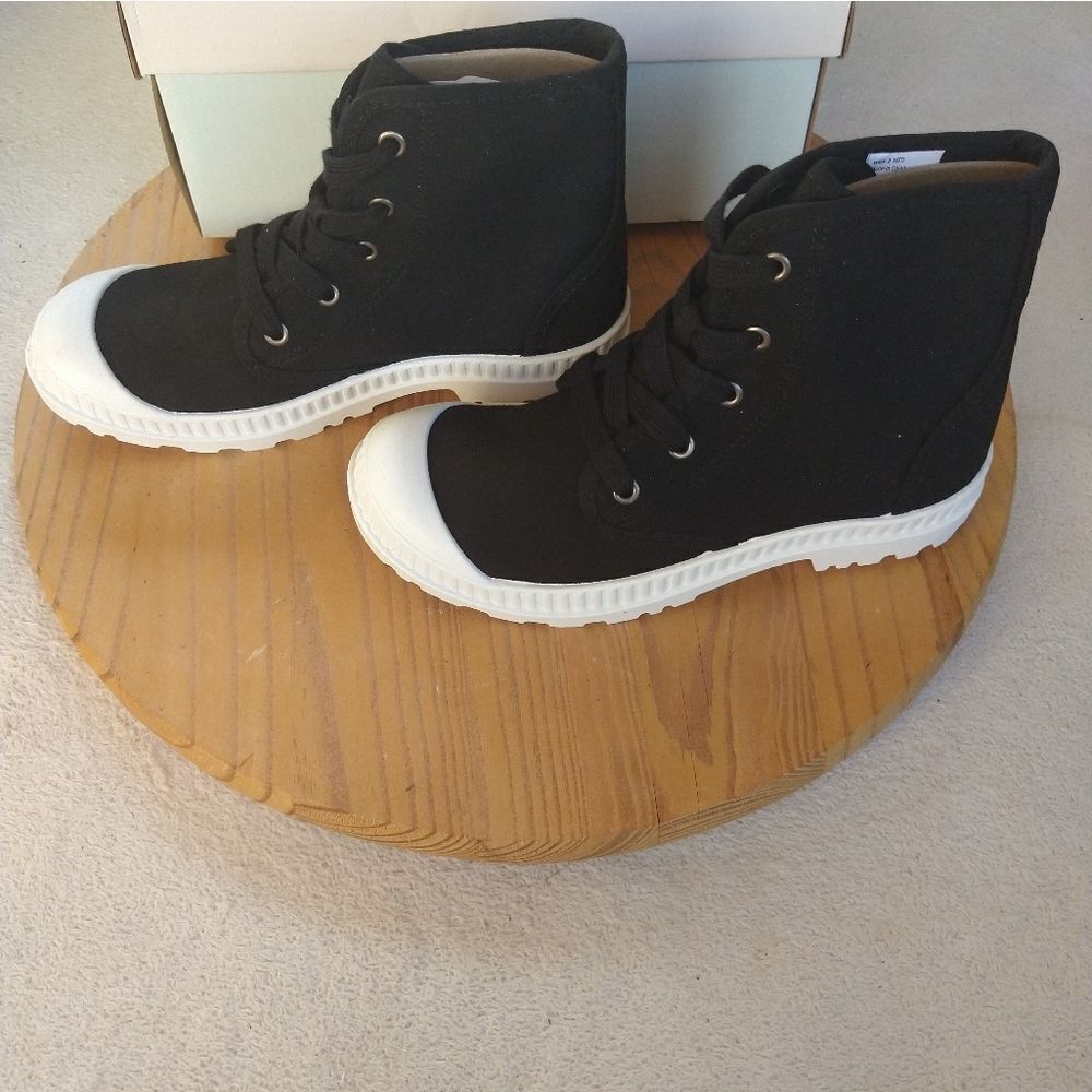 NIB SO Dragonfruit High Top Shoes Size 8